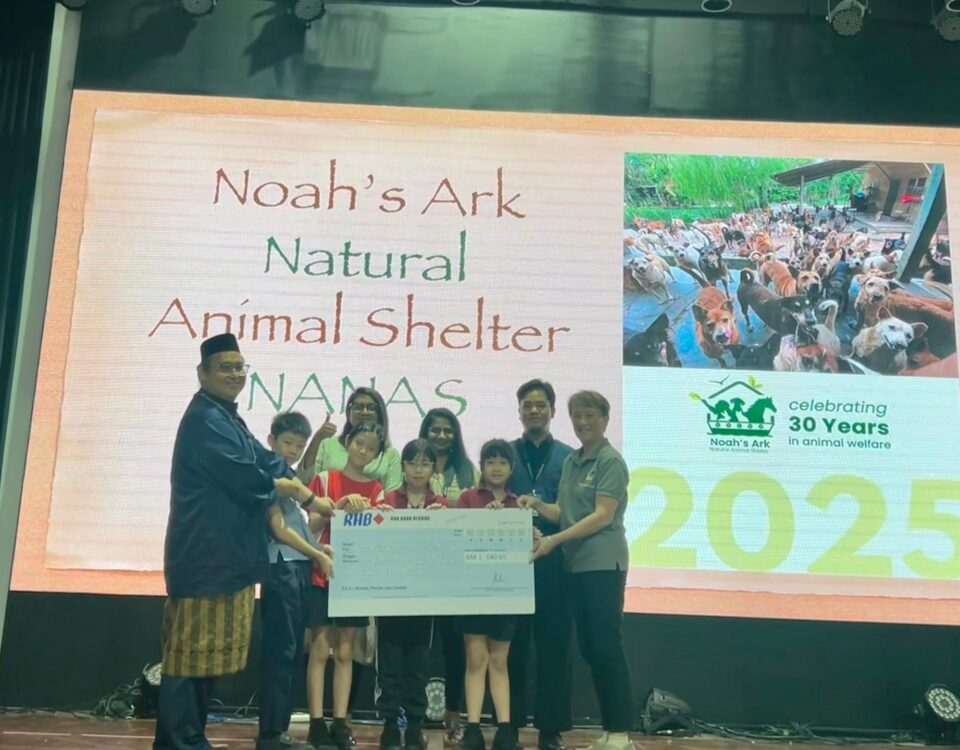 Mr Luqman, Ms Meera, Dr Chandra, Mr Helmi and Ms Betty and CSR Committee Students.